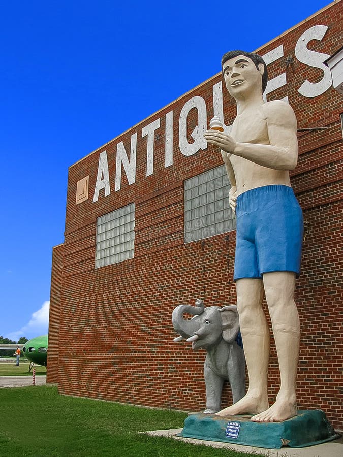 Antiques Mall editorial photography. Image of treasure 112932067