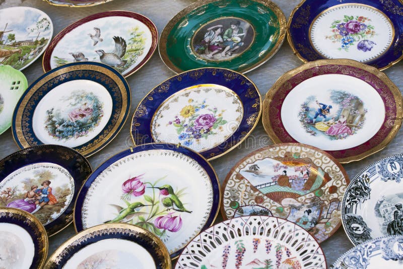 Antiquiteiten van de 19de eeuw voor verkoop op een vlooienmarkt in Tbilisi stock fotografie Antiquiteiten van de 19de eeuw voor verkoop op een vlooienmarkt in Tbilisi stock fotografie