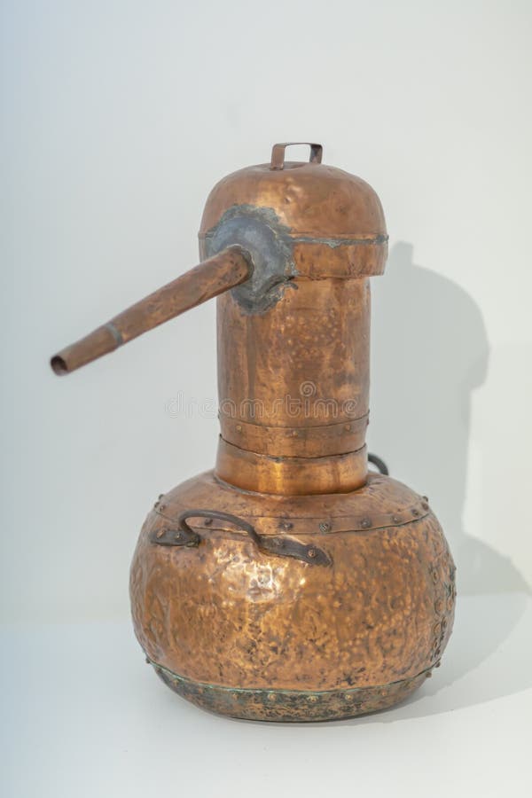 Antiquiteitenthema, Enige rustieke alquitar, Arabische distillateur royalty-vrije stock fotografie Antiquiteitenthema, Enige rustieke alquitar, Arabische distillateur royalty-vrije stock fotografie