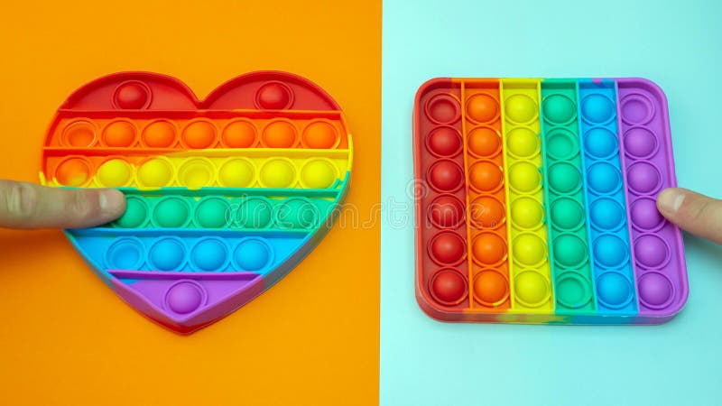 Antistress. Un Jouet Anti-stress Populaire. Indicateur De Coeur Lgbt.  Presser Votre Doigt Sur Le Jouet En Silicone Antistress. Pop Image stock -  Image du gosses, doigt: 221340189