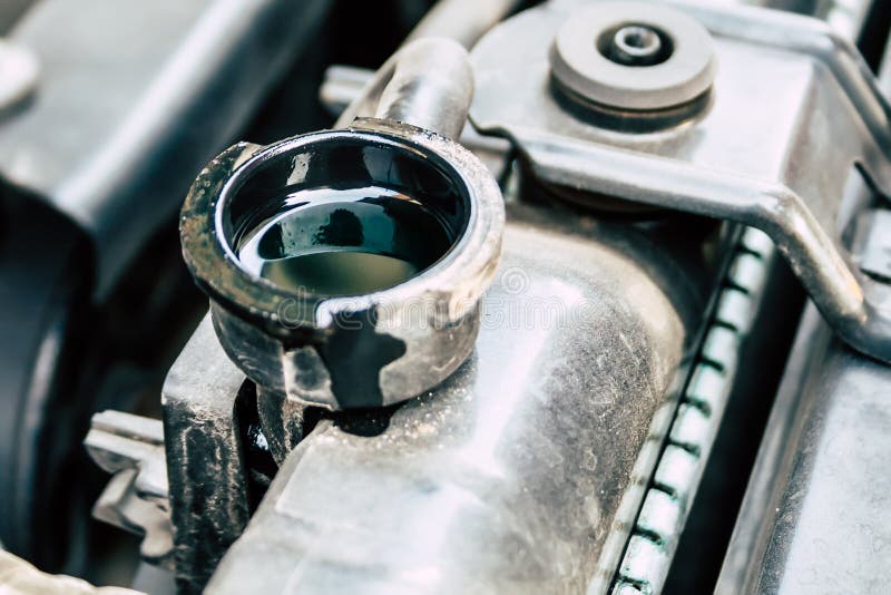 Antivriesmiddel in de radiator Sluit omhoog detail van een vlak-Vier motor van een autocompartiment onder de open kap stock afbeeldingen Antivriesmiddel in de radiator Sluit omhoog detail van een vlak-Vier motor van een autocompartiment onder de open kap stock afbeeldingen