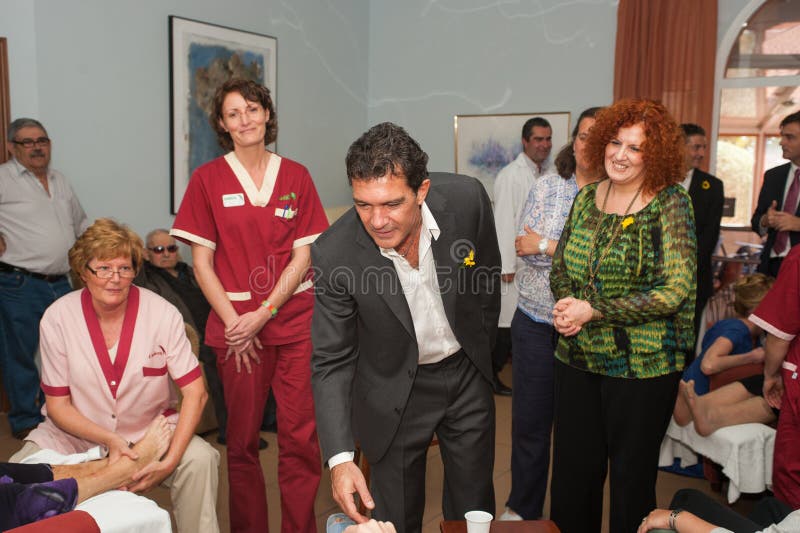 Antonio Banderas und Melanie Griffith während eines Nächstenliebebesuchs stockbild Antonio Banderas und Melanie Griffith während eines Nächstenliebebesuchs stockbild