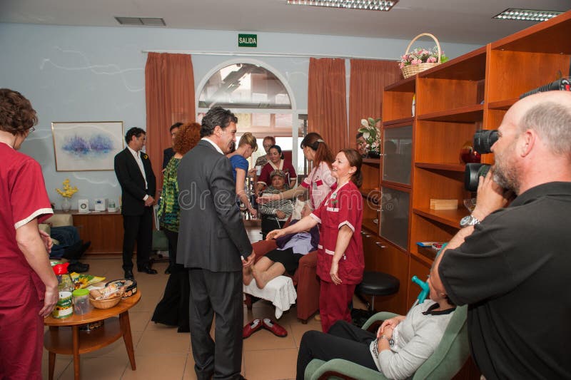 Antonio Banderas y Melanie Griffith durante una visita de la caridad imagenes de archivo Antonio Banderas y Melanie Griffith durante una visita de la caridad imagenes de archivo