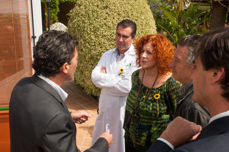 Antonio Banderas y Melanie Griffith durante una visita de la caridad fotos de archivo Antonio Banderas y Melanie Griffith durante una visita de la caridad fotos de archivo