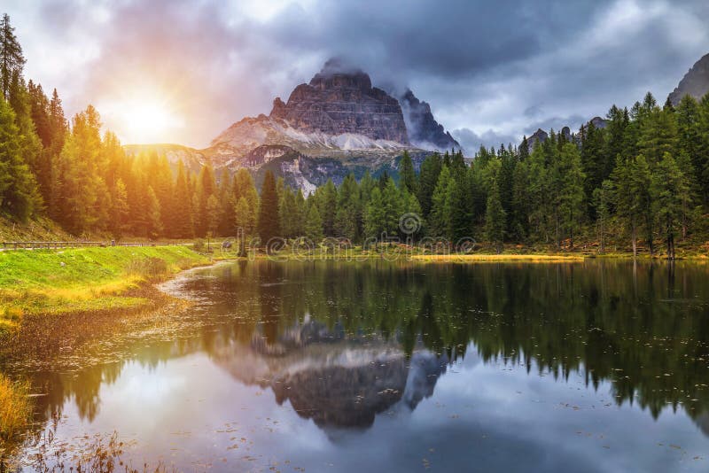 Antorno See mit berühmtem moun Tre Cime di Lavaredos (Drei Zinnen) stockbild Antorno See mit berühmtem moun Tre Cime di Lavaredos (Drei Zinnen) stockbild