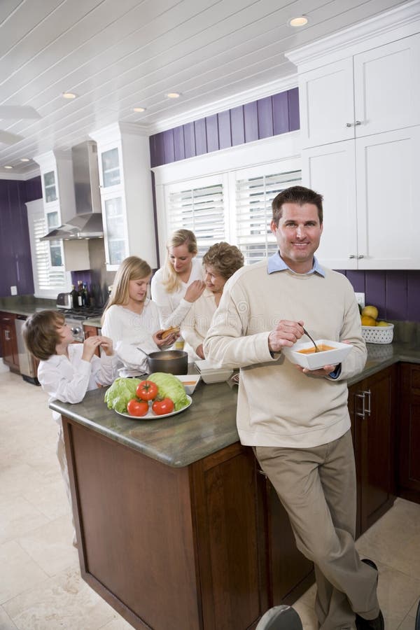 Antropófago en cocina con la familia en fondo imagen de archivo libre de regalías Antropófago en cocina con la familia en fondo imagen de archivo libre de regalías