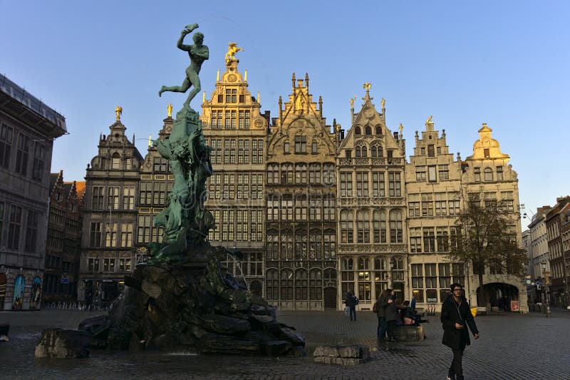 Antwerp grote markt et fontaine brabo sur la place en belgique photo stock