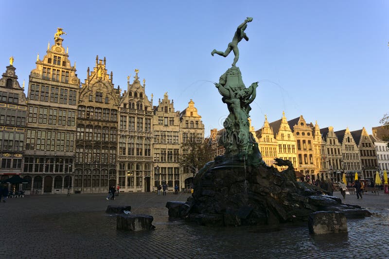 Antwerp grote markt et fontaine brabo sur la place en belgique photos libres de droits