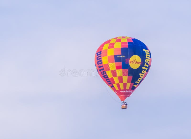 Antwerpen, België, 23 April, 2019, Hete luchtballon die van lindstrandtechnologieën in de hemel, populair ballooning bedrijf binn stock foto's Antwerpen, België, 23 April, 2019, Hete luchtballon die van lindstrandtechnologieën in de hemel, populair ballooning bedrijf binn stock foto's