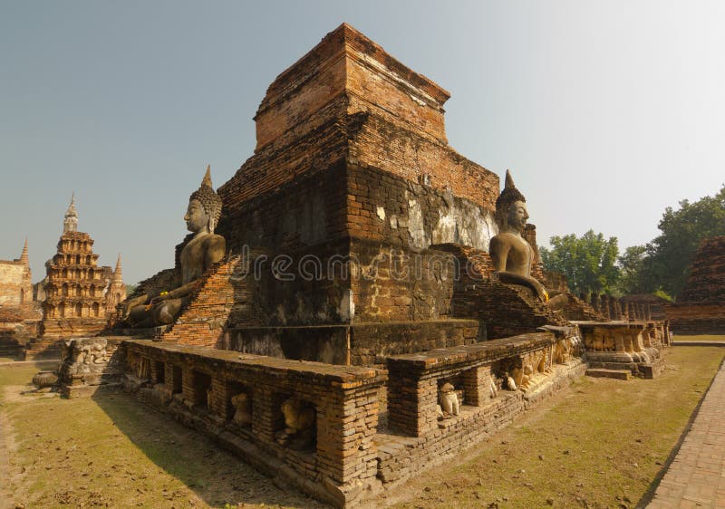 Antyczna Buddha statua przy Watem MahaThat, Sukhothai Dziejowy park, Tajlandia obraz stock Antyczna Buddha statua przy Watem MahaThat, Sukhothai Dziejowy park, Tajlandia obraz stock