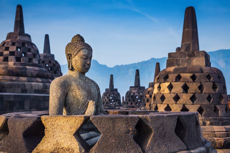 Antyczna Buddha statua, stupa przy Borobudur świątynią i zdjęcie stock Antyczna Buddha statua, stupa przy Borobudur świątynią i zdjęcie stock