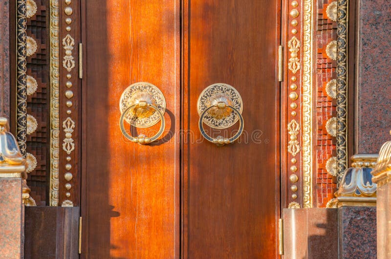 Antyczna drewniana brama z dwa złotym drzwiowym knocker dzwoni w górę frontowego widoku Stary Drzwiowy czerep Buddyjska świątynia obrazy royalty free Antyczna drewniana brama z dwa złotym drzwiowym knocker dzwoni w górę frontowego widoku Stary Drzwiowy czerep Buddyjska świątynia obrazy royalty free