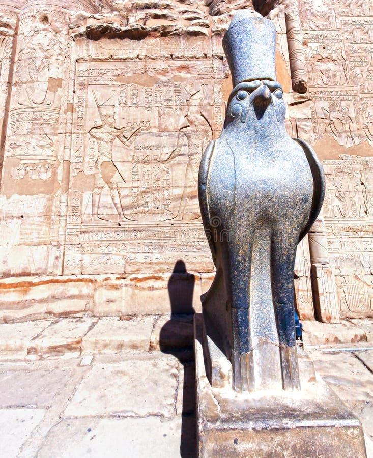 Antyczna Egipska bóg Horus statua w świątyni Philae podwórze obraz stock Antyczna Egipska bóg Horus statua w świątyni Philae podwórze obraz stock