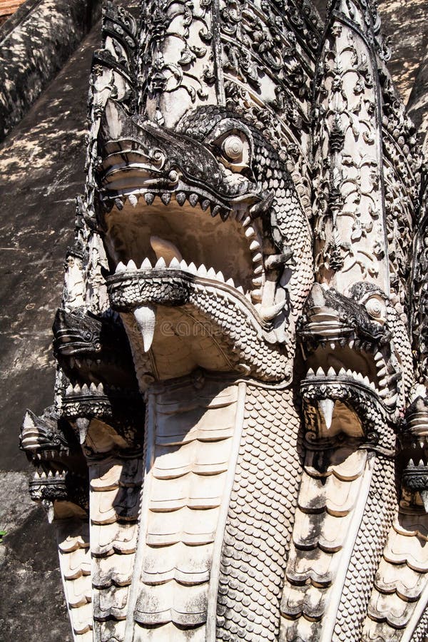 Antyczna pagoda przy Watem Chedi Luang w Chiang Mai