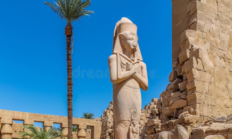 Antyczne Egipskie świątynne Amon akademie królewskie w Luxor z kolumnami i pięknym bareliefu Pharaoh kultem