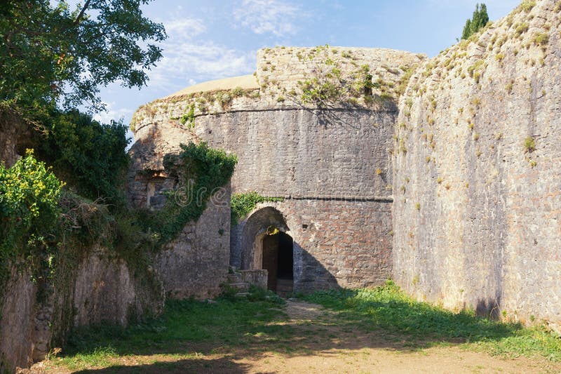 Antyczne fortyfikacje Montenegro, Herceg Novi miasto Ściany antyczny Spanjola forteca zdjęcie stock Antyczne fortyfikacje Montenegro, Herceg Novi miasto Ściany antyczny Spanjola forteca zdjęcie stock