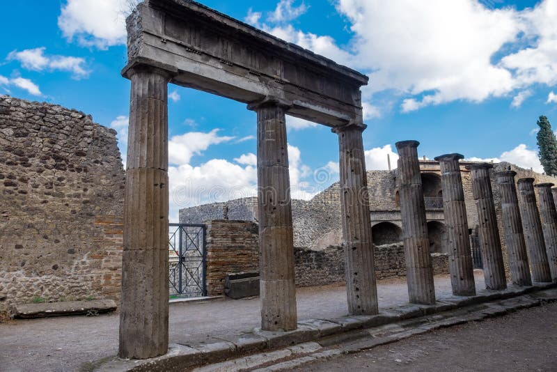 Antyczne ozdobne kolumny w ruinach antyczny Pompeii, Włochy obrazy stock Antyczne ozdobne kolumny w ruinach antyczny Pompeii, Włochy obrazy stock