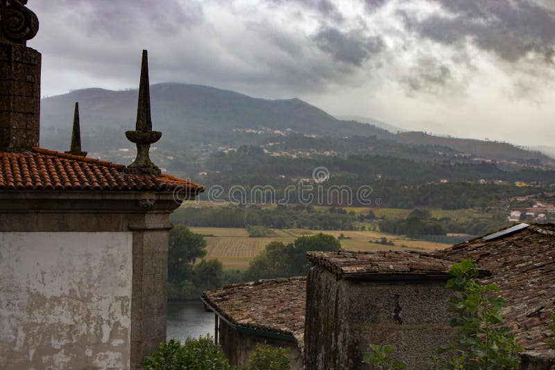 Antyczni budynki z steeples na rzecznym Minho deponują pieniądze Odgórny Provence widok w Tui, Hiszpania Średniowieczny architekt fotografia stock Antyczni budynki z steeples na rzecznym Minho deponują pieniądze Odgórny Provence widok w Tui, Hiszpania Średniowieczny architekt fotografia stock