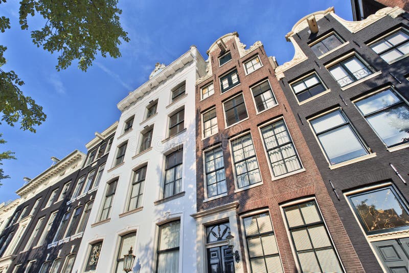 Antyczni gabled dwory w dziejowym kanału pasku, Amsterdam, holandie fotografia royalty free Antyczni gabled dwory w dziejowym kanału pasku, Amsterdam, holandie fotografia royalty free