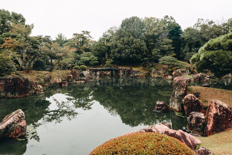 Antyczni Japońscy ogródy przy Kyoto Nijo kasztelem obraz stock Antyczni Japońscy ogródy przy Kyoto Nijo kasztelem obraz stock