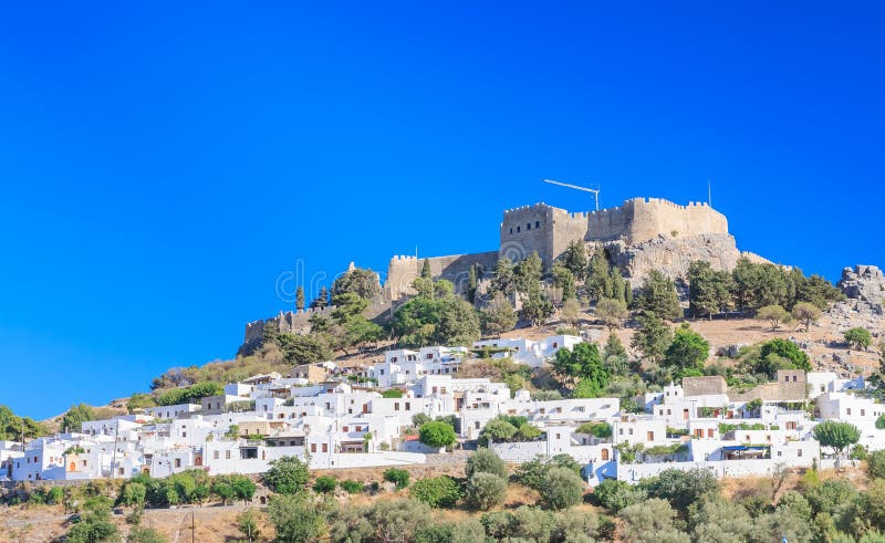 Antyczny akropol Lindos i nowożytny miasto rhodes zdjęcie stock Antyczny akropol Lindos i nowożytny miasto rhodes zdjęcie stock