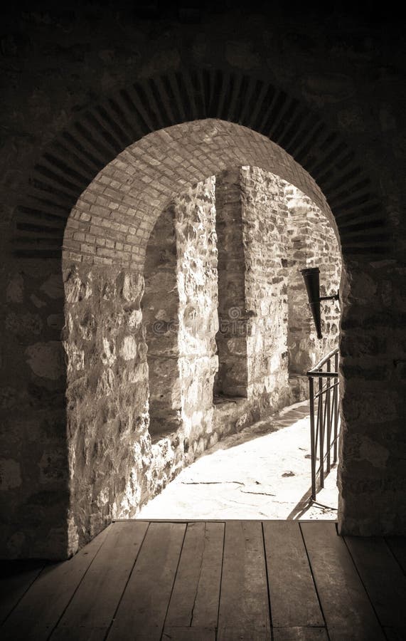 Antyczny grodowy wejście Rujnujący ceglany fortu dungeon zdjęcia royalty free Antyczny grodowy wejście Rujnujący ceglany fortu dungeon zdjęcia royalty free