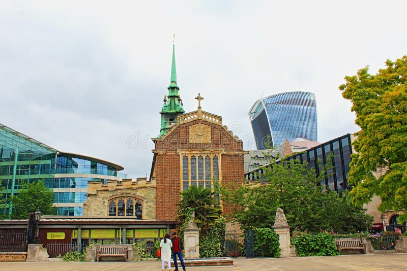 Antyczny kościół i nowożytny architektury miasto Londyński Anglia Zjednoczone Królestwo obraz stock Antyczny kościół i nowożytny architektury miasto Londyński Anglia Zjednoczone Królestwo obraz stock