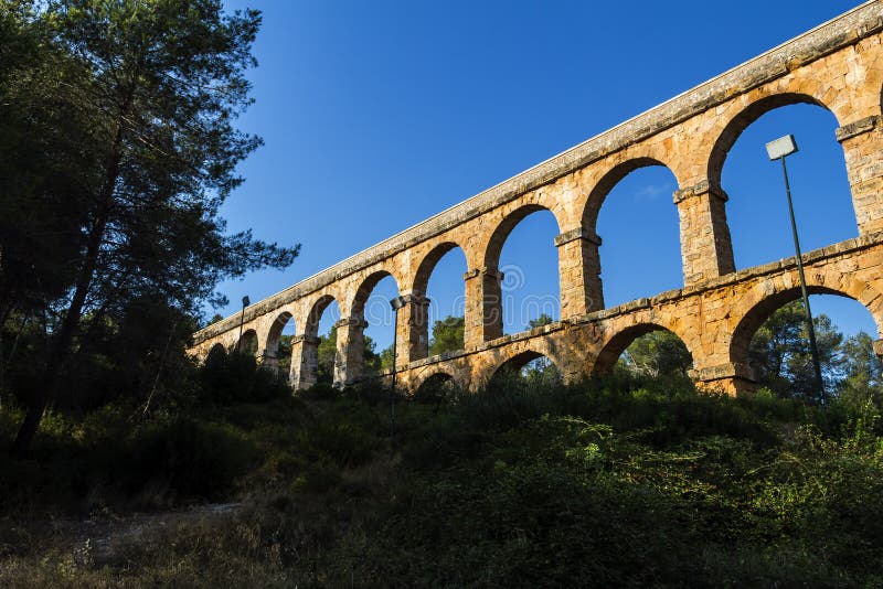 Antyczny Romański akwedukt w Tarragona, Hiszpania, zmierzch fotografia stock Antyczny Romański akwedukt w Tarragona, Hiszpania, zmierzch fotografia stock
