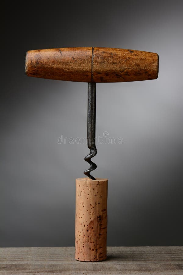 Antykwarski Corkscrew na świetle Ciemny tło obrazy royalty free Antykwarski Corkscrew na świetle Ciemny tło obrazy royalty free