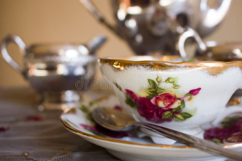 Antykwarski teacup i srebra herbaty set obraz royalty free Antykwarski teacup i srebra herbaty set obraz royalty free