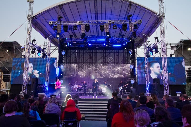 Antytila, Oekraïense pop popgroep toont op stadium bij Roshen-Fontein openingsceremonie, Vinnytsia, de Oekraïne, 21 04 2018, reda stock afbeeldingen Antytila, Oekraïense pop popgroep toont op stadium bij Roshen-Fontein openingsceremonie, Vinnytsia, de Oekraïne, 21 04 2018, reda stock afbeeldingen