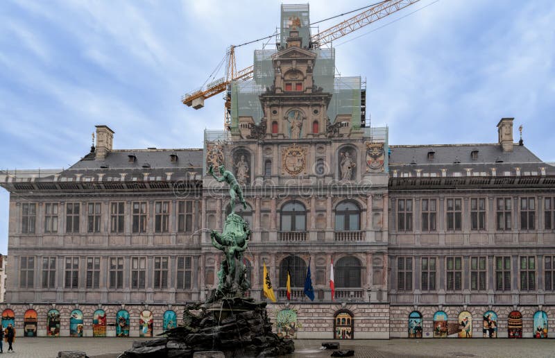 Anvers belgique 08 octobre 2019 : l'hôtel de ville et la statue de la fontaine de silvius brabo jetant la main des géants sur le m image stock