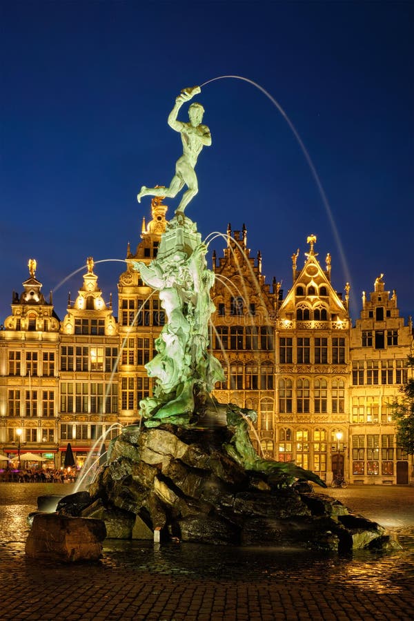 Anvers Grote Markt avec la statue de Brabo et la fontaine célèbres la nuit, Belgique photographie stock libre de droits Anvers Grote Markt avec la statue de Brabo et la fontaine célèbres la nuit, Belgique photographie stock libre de droits
