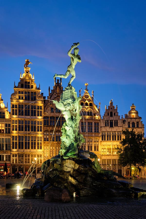 Anvers Grote Markt avec sa célèbre statue de Brabo et sa fontaine la nuit, Belgique. La célèbre statue de Brabo et la fontaine d'Anvers sur la place Grote Markt illuminée la nuit et dans les vieilles maisons Anvers, Belgique