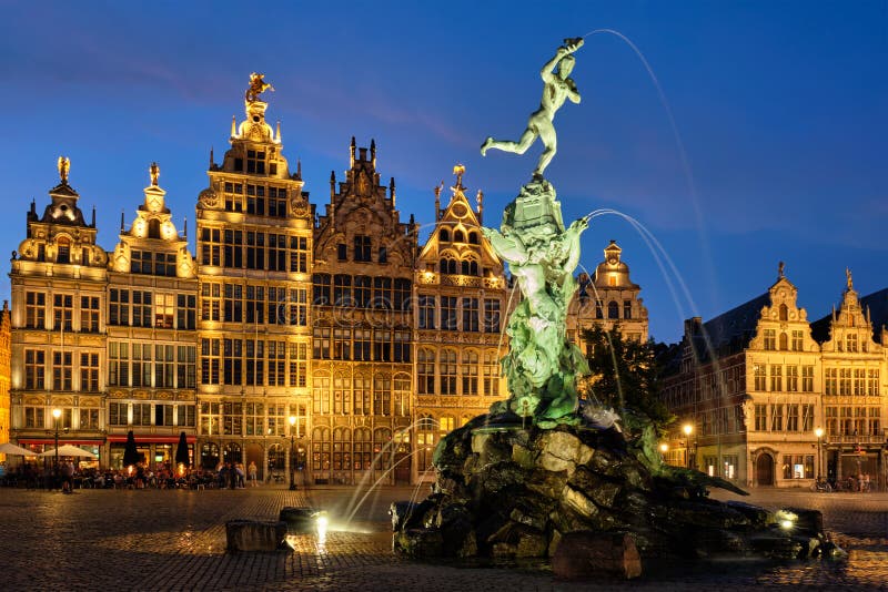 Anvers Grote Markt avec sa célèbre statue de Brabo et sa fontaine la nuit, Belgique photo libre de droits
