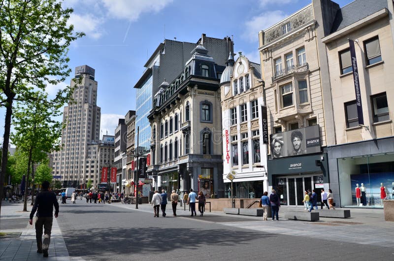 Anversa, Belgio - 10 maggio 2015: Turista sul Meir, la strada dei negozi principale di Anversa immagini stock libere da diritti Anversa, Belgio - 10 maggio 2015: Turista sul Meir, la strada dei negozi principale di Anversa immagini stock libere da diritti