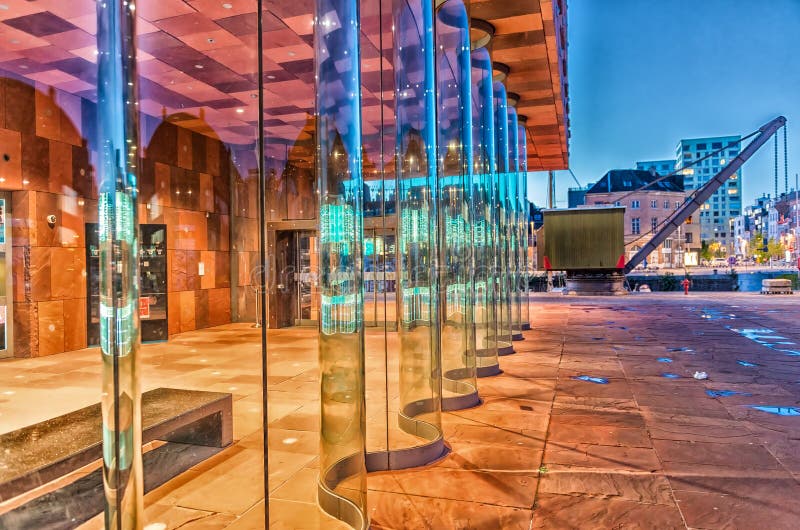 ANVERSA - 3 MAGGIO: Museo de Stroom aan (MAS) lungo il fiume Sche immagine stock libera da diritti ANVERSA - 3 MAGGIO: Museo de Stroom aan (MAS) lungo il fiume Sche immagine stock libera da diritti