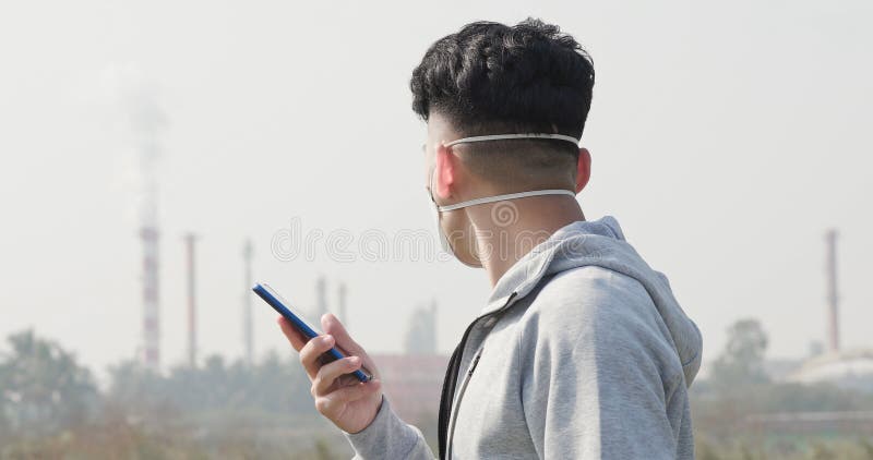 Använda smartphone med mask royaltyfria bilder