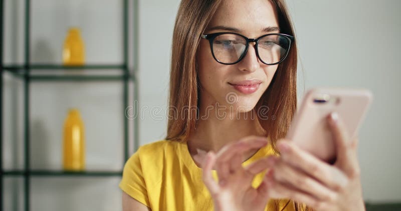 Anv? nda smartphoneappen stock video