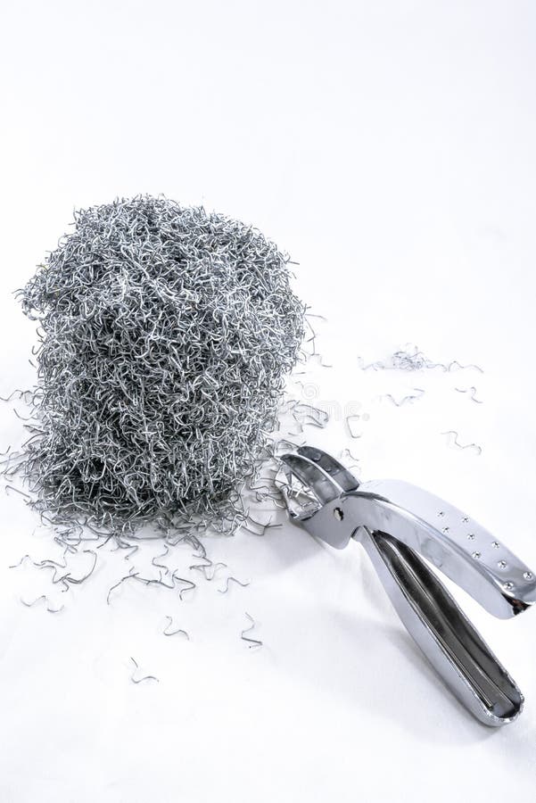 ANVÄNDA STAPLES MED HÄFTKLAMMERBORTTAGNINGSMEDEL arkivfoto ANVÄNDA STAPLES MED HÄFTKLAMMERBORTTAGNINGSMEDEL arkivfoto