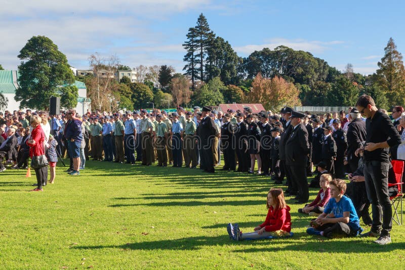 Anzac Day 2018, Tauranga, NZ: Menigte voor ceremonie in Memorial Park wordt verzameld dat royalty-vrije stock foto Anzac Day 2018, Tauranga, NZ: Menigte voor ceremonie in Memorial Park wordt verzameld dat royalty-vrije stock foto