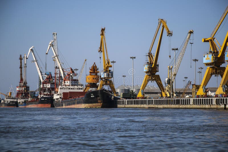 ANZALI, ИРАН 25,2018 -ГО СЕНТЯБРЬ: Нагружать на торговом корабле в гаван a стоковые фото ANZALI, ИРАН 25,2018 -ГО СЕНТЯБРЬ: Нагружать на торговом корабле в гаван a стоковые фото