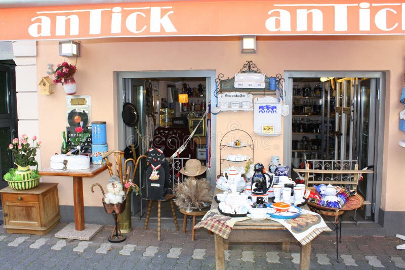 Anzeige eines Antiquitätengeschäfts stockbilder Anzeige eines Antiquitätengeschäfts stockbilder