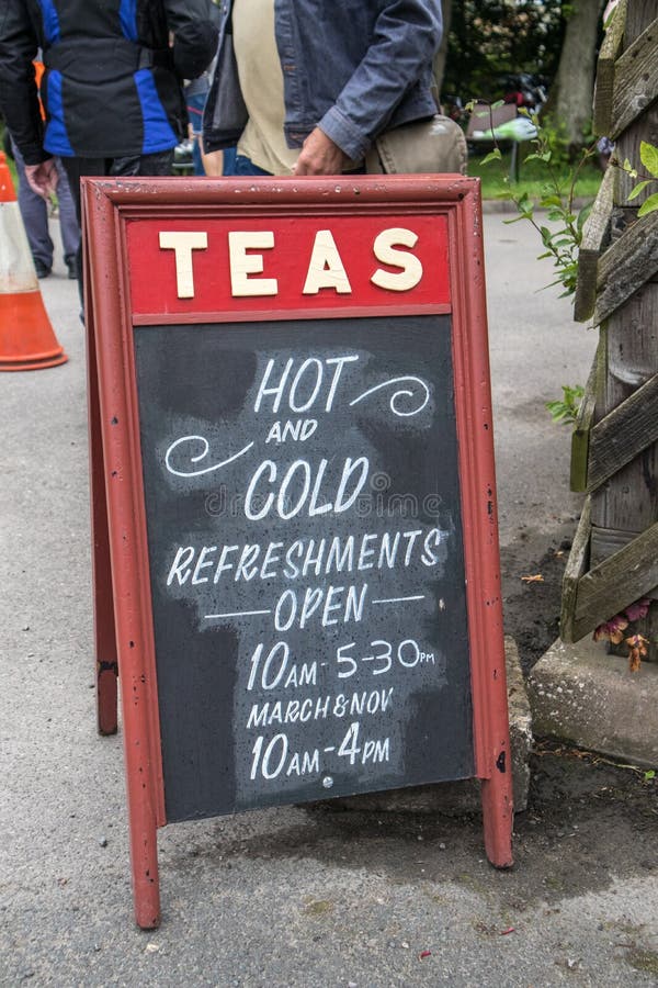 Anzeige für Tafelschwarzbrett mit kaltem und warmem refreashment für einen Teehieb oder -café