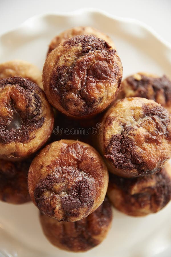 Anzeige von frisch gebackenen Zimt-Brötchen in der Kaffeestube lizenzfreie stockbilder