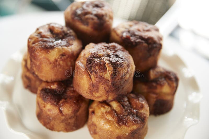 Anzeige von frisch gebackenen Zimt-Brötchen in der Kaffeestube lizenzfreie stockbilder