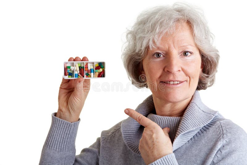 Anziana che mostra l'erogatore della pillola