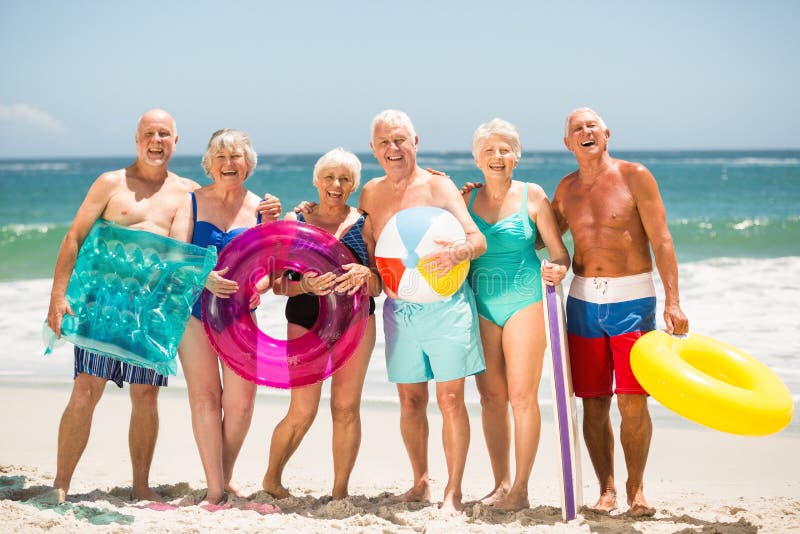 Anziani che stanno in una fila alla spiaggia fotografia stock libera da diritti Anziani che stanno in una fila alla spiaggia fotografia stock libera da diritti