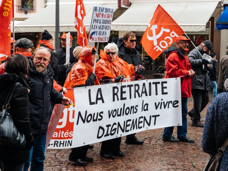 Anziani con l'insegna al pensionamento che vogliamo vivere con la dignità fotografia stock libera da diritti Anziani con l'insegna al pensionamento che vogliamo vivere con la dignità fotografia stock libera da diritti
