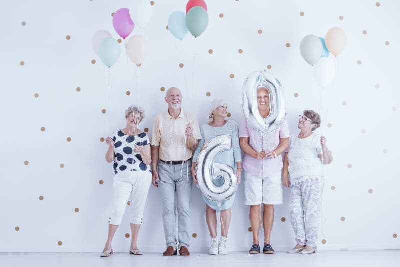 Anziani entusiasti con i palloni variopinti che celebrano f immagine stock Anziani entusiasti con i palloni variopinti che celebrano f immagine stock